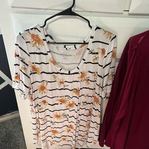 Women’s shirts Maurices brand size 2x 7$ each